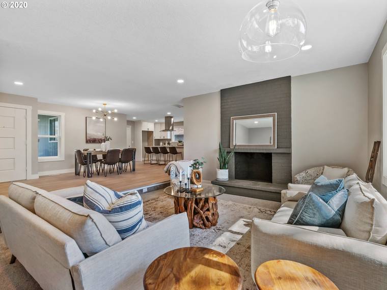 Parkview Loop living room in Beaverton after renovation by Rubix Properties