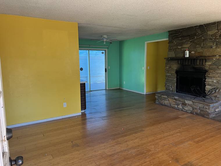 Lincoln Ave living room before renovation