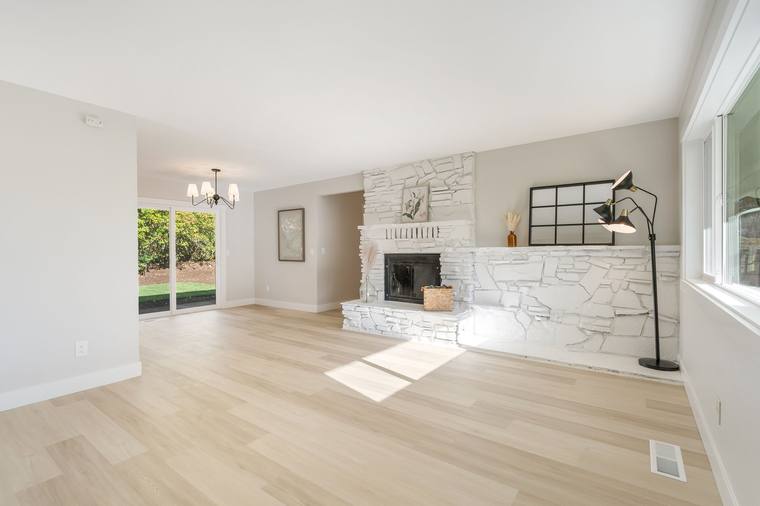 Lincoln Ave living room after renovation by Rubix Properties